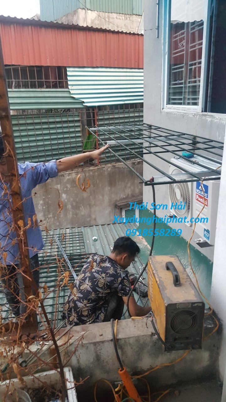 tho-lam-chuong-cop-khung-sat-bao-ve-san-thuong-o-hn-gia-re-4