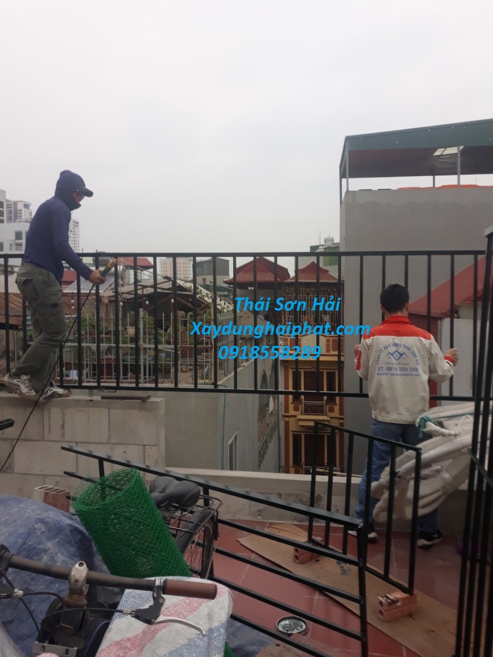 tho-lam-khung-sat-bao-ve-lam-chuong-cop-cho-ban-cong-san-thuong-o-HN-2