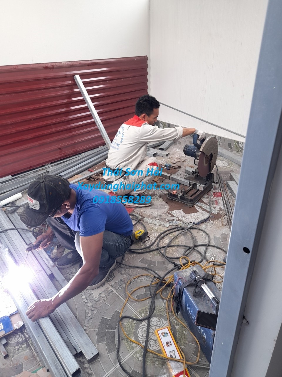 tho-lam-khung-sat-bao-ve-lam-chuong-cop-cho-ban-cong-san-thuong-o-HN-3