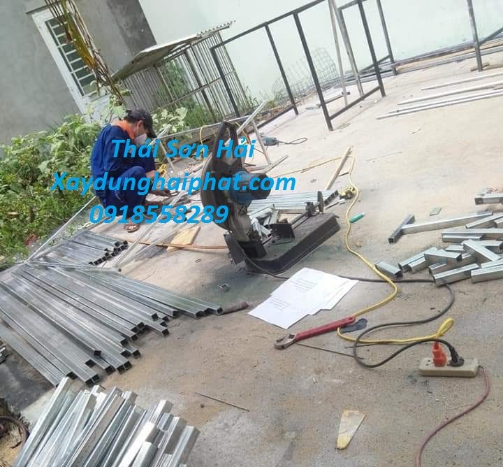 tho-lam-khung-sat-bao-ve-lam-chuong-cop-cho-ban-cong-san-thuong-o-HN-4