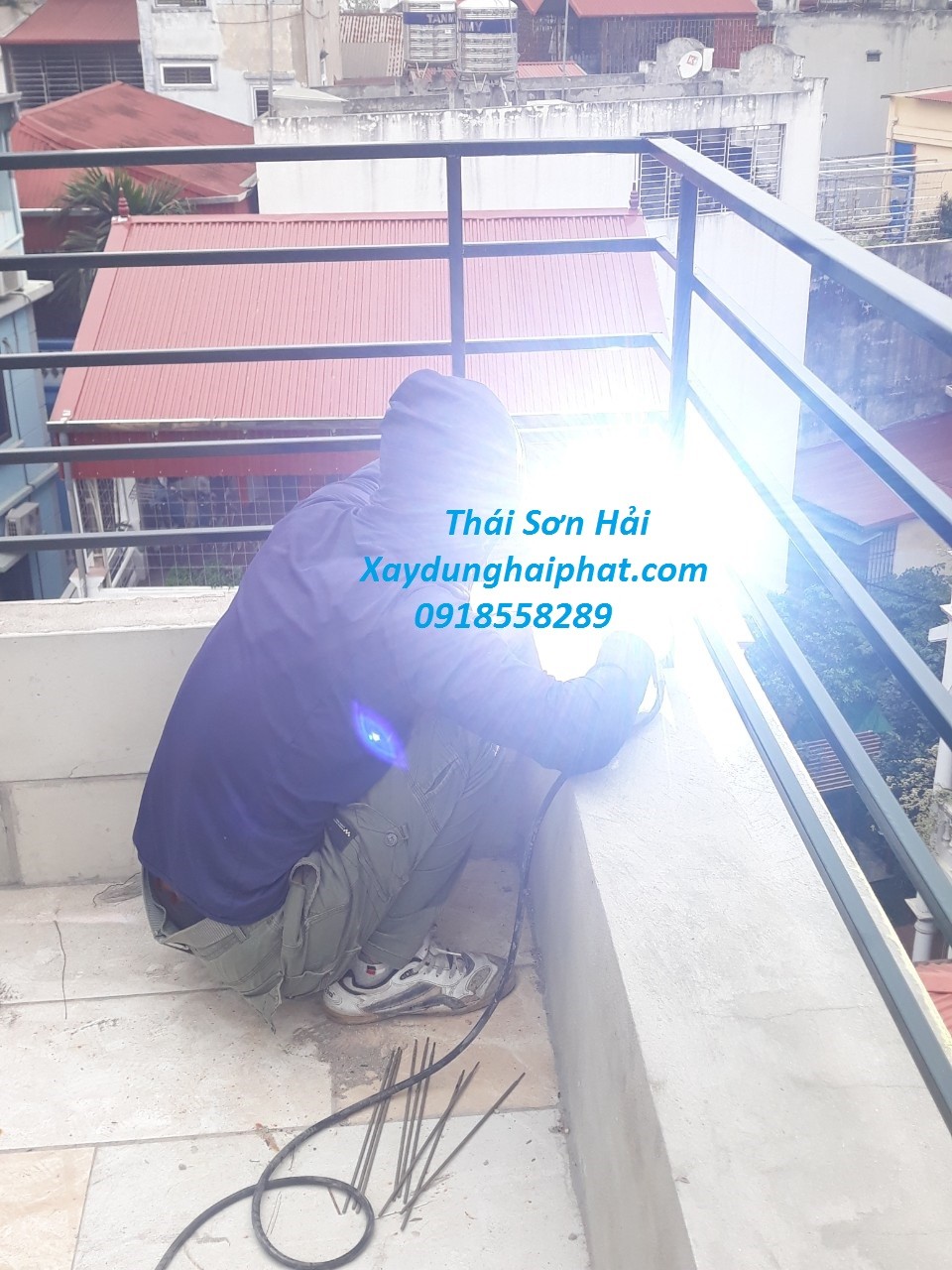 tho-lam-khung-sat-bao-ve-lam-chuong-cop-cho-ban-cong-san-thuong-o-HN-5