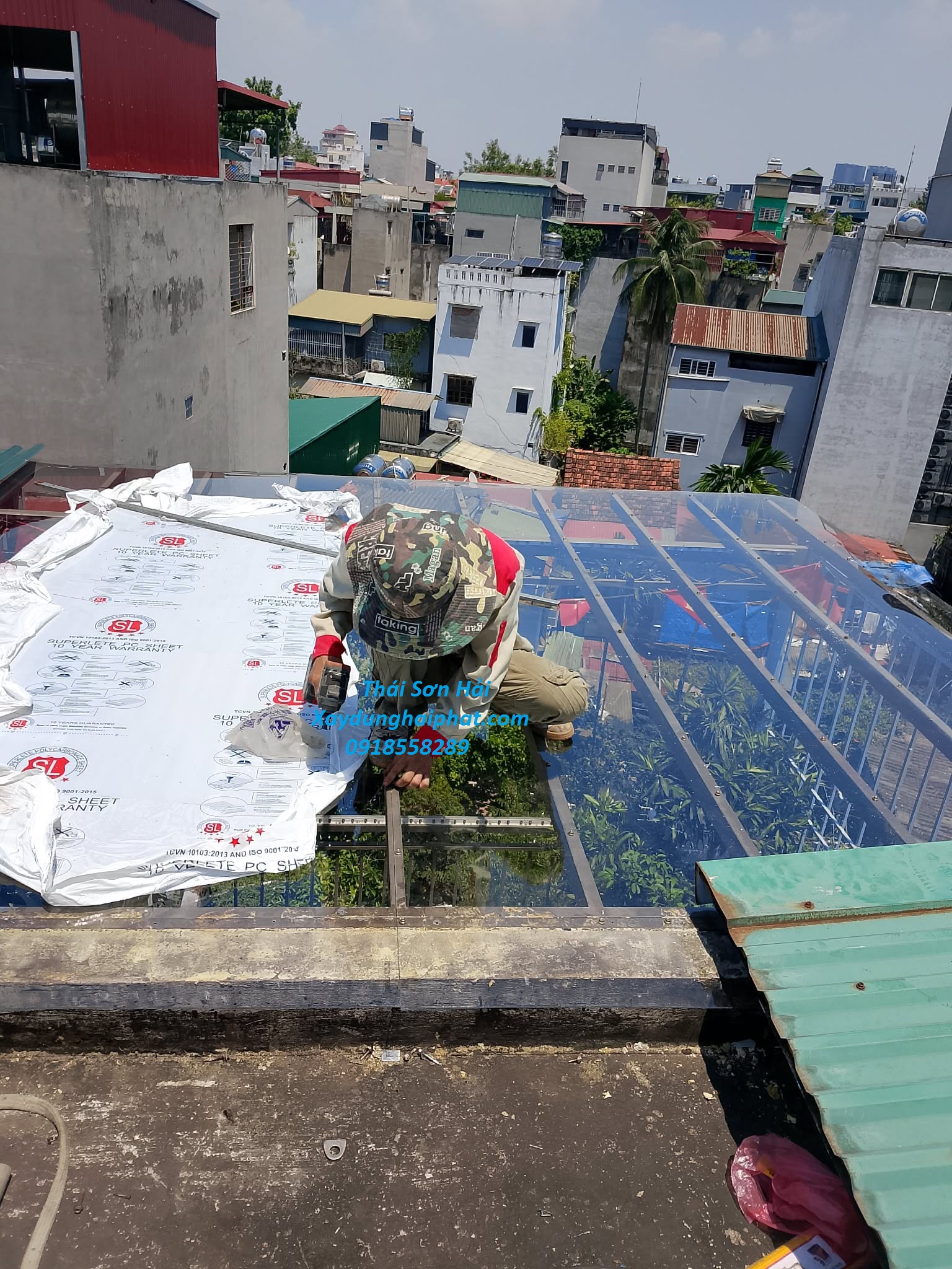 tho-lap-tam-polycarbonate-thay-mai-nhua-lay-sang-Ha-Noi-2