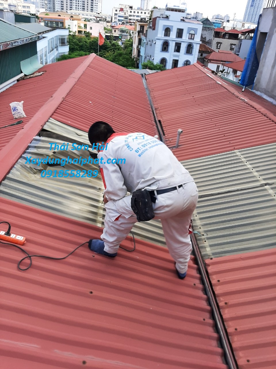 tho-lap-tam-polycarbonate-thay-mai-nhua-lay-sang-Ha-Noi-3