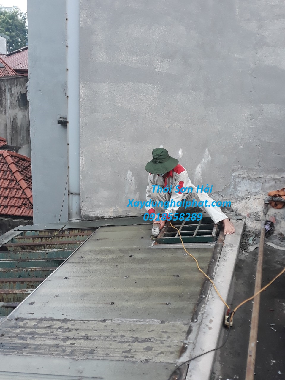 tho-lap-tam-polycarbonate-thay-mai-nhua-lay-sang-Ha-Noi-4