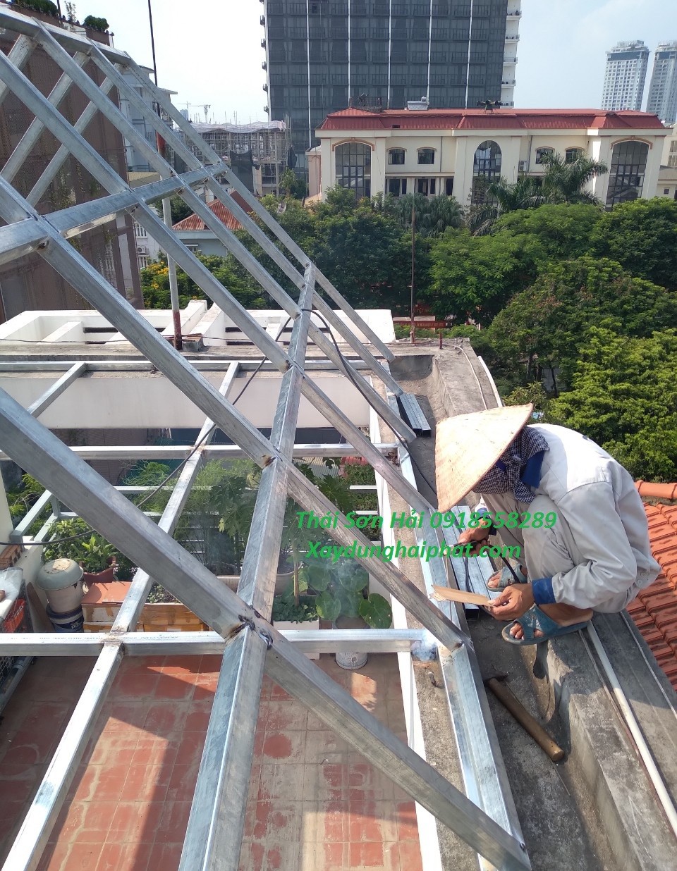 tho-sua-chua-mai-ton-thay-mang-xoi-chong-tham-dot-tai-hn-2