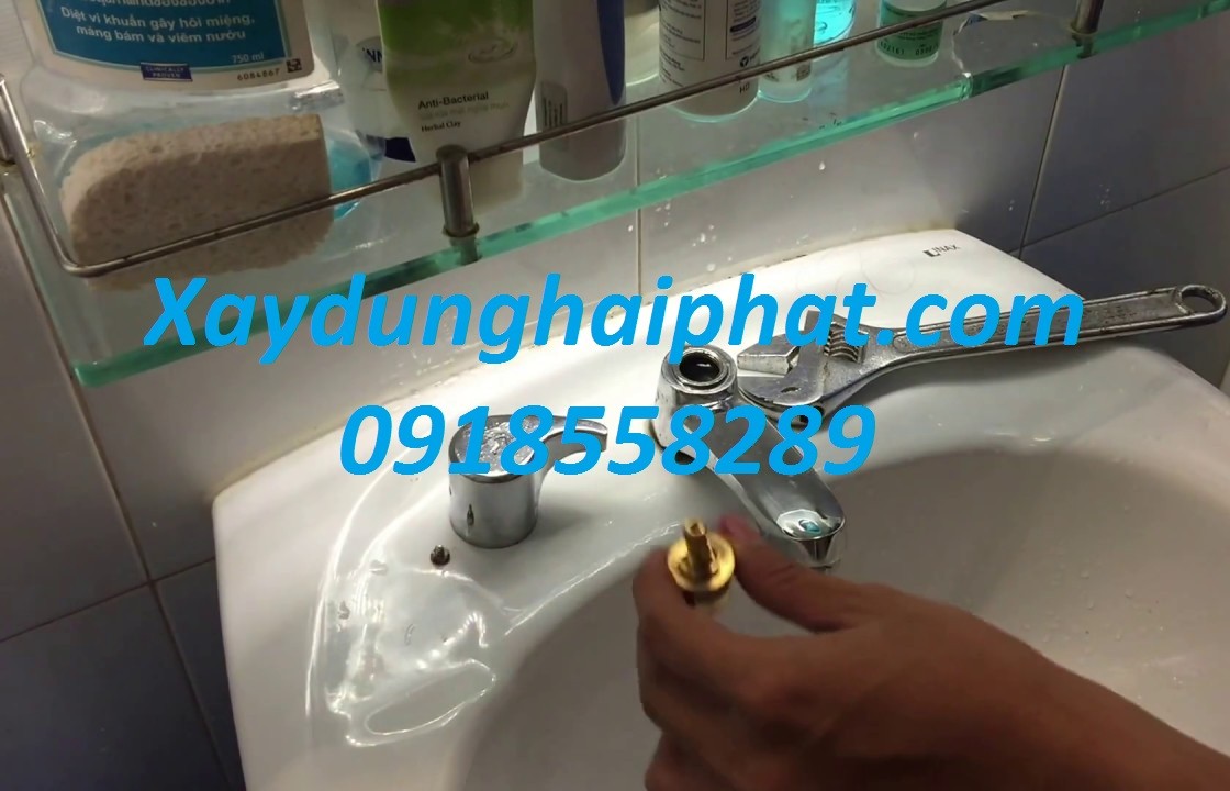 tho-sua-nuoc-ha-noi-huong-dan-cach-thay-voi-nuoc-lavabo-3