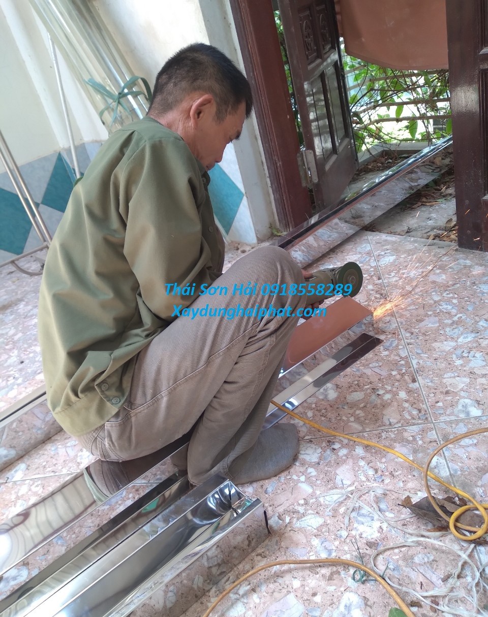 tho-thay-mang-xoi-inox-gia-cong-lap-dat-mang-xoi-tai-hn-1