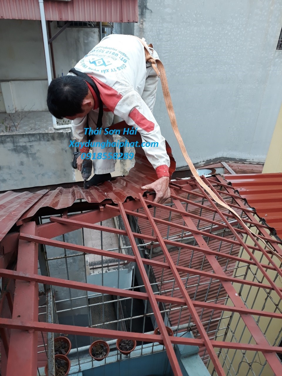 tho-thay-mang-xoi-nha-dan-chong-dot-mai-ton-nha-o-hn-chuyen-nghiep-5