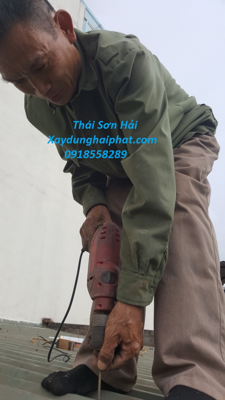 tho-thay-ton-lop-thay-the-mai-ton-cu-o-HN-1