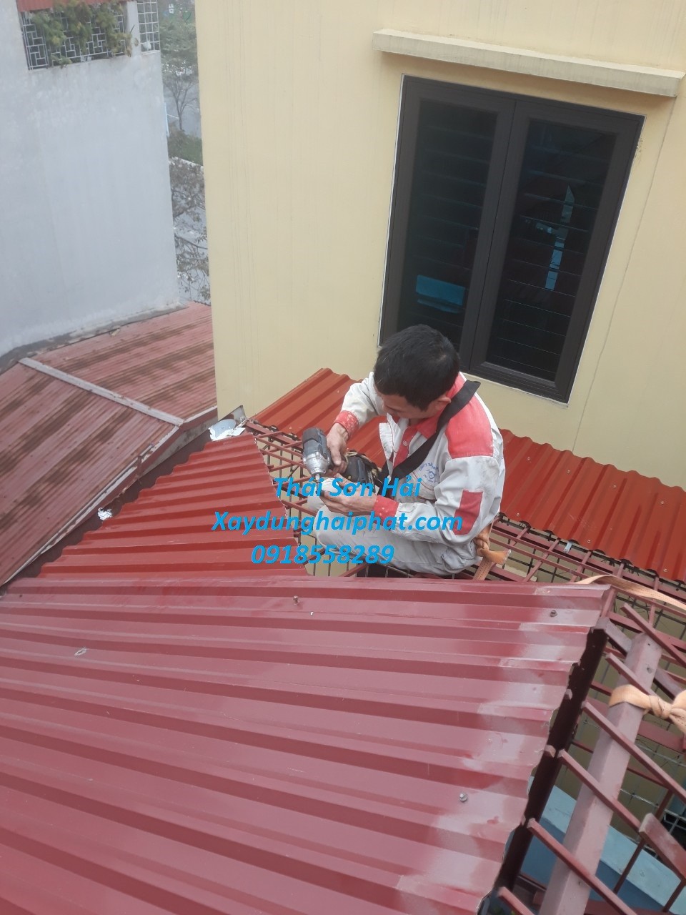 tho-thi-cong-mai-ton-lam-khung-thep-mai-ton-tai-dong-da-hn-1