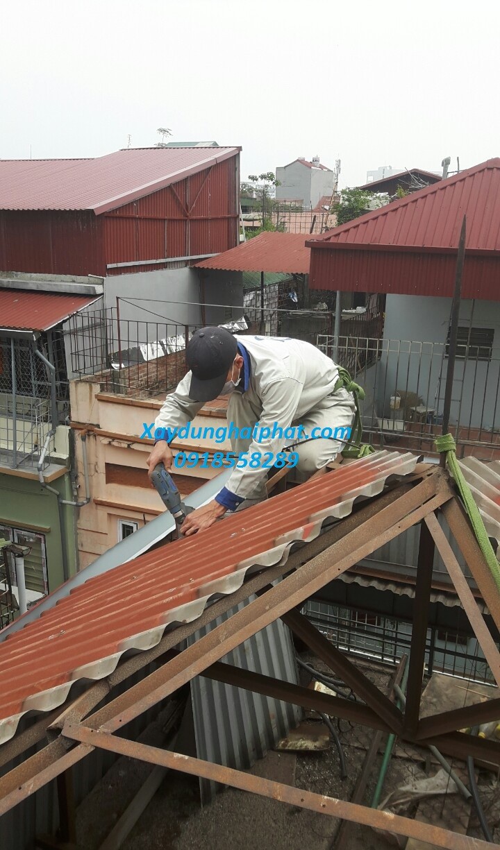 tho-thi-cong-thay-mai-ton-thay-mang-xoi-nuoc-inox-ton-kem-o-hn-1