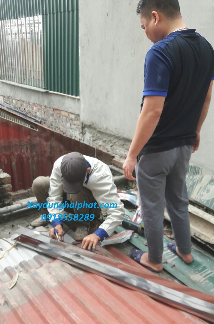 tho-thi-cong-thay-mai-ton-thay-mang-xoi-nuoc-inox-ton-kem-o-hn-2