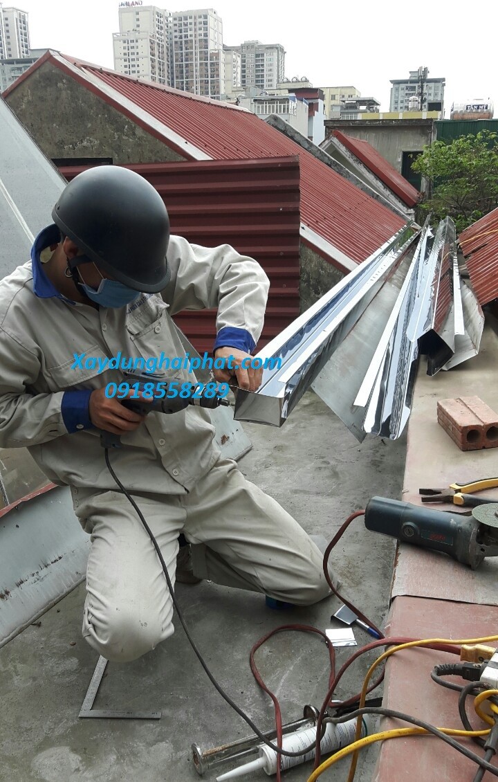 tho-thi-cong-thay-mai-ton-thay-mang-xoi-nuoc-inox-ton-kem-o-hn-3