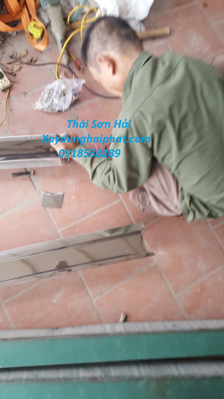 thue-tho-lam-mang-xoi-inox-thay-the-mang-xoi-cu-nha-pho-Ha-Noi-3