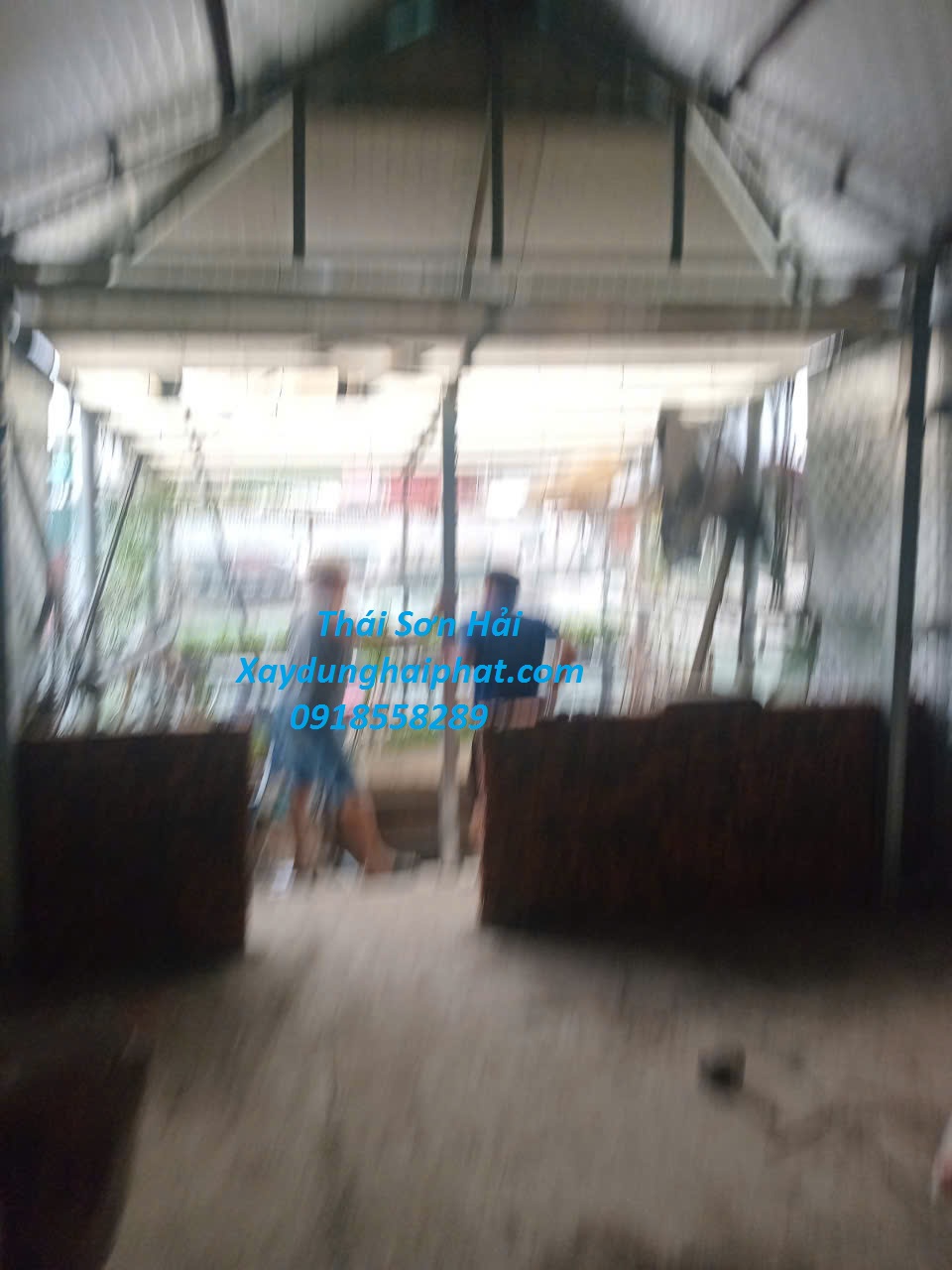 tim-don-vi-coi-noi-nha-xay-tuong-tren-ban-cong-tai-Hoang-Mai-HN-5
