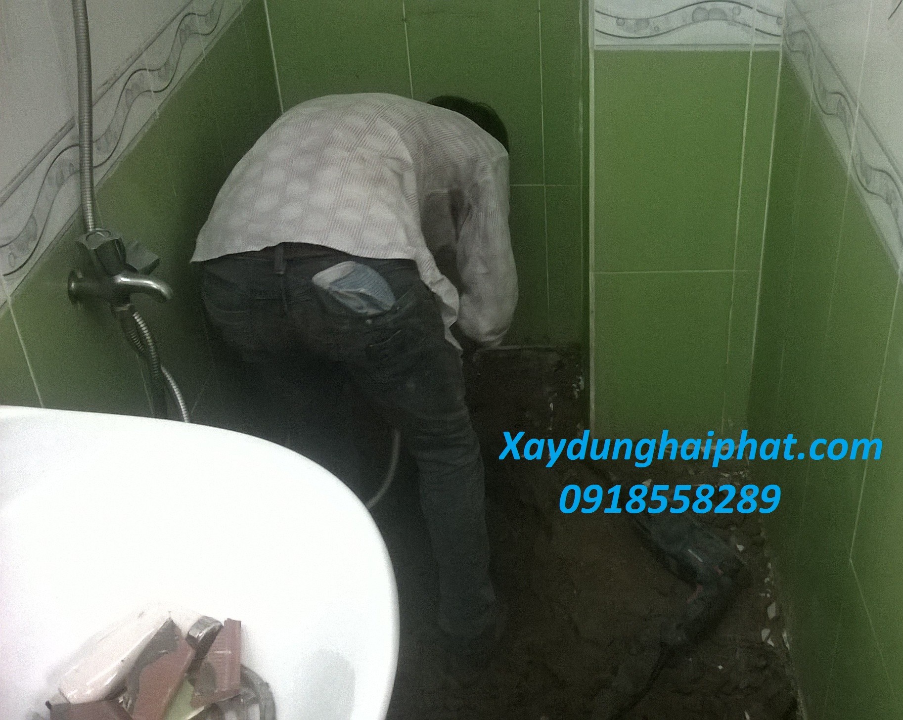 tim-tho-sua-chua-chong-tham-toilet-nha-ve-sinh-chuyen-nghiep-o-hn-1