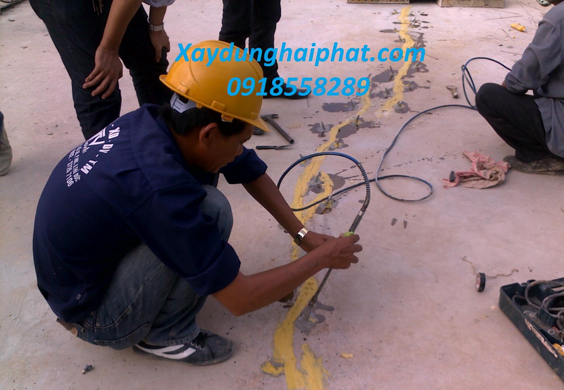 xu-ly-nut-tuong-nut-tran-be-tong-bang-keo-epoxy