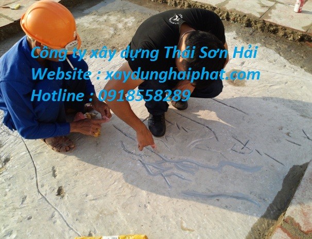 xu-ly-tran-nha-bi-nut-dot-triet-de-bang-keo-chong-tham-tran-nha-1