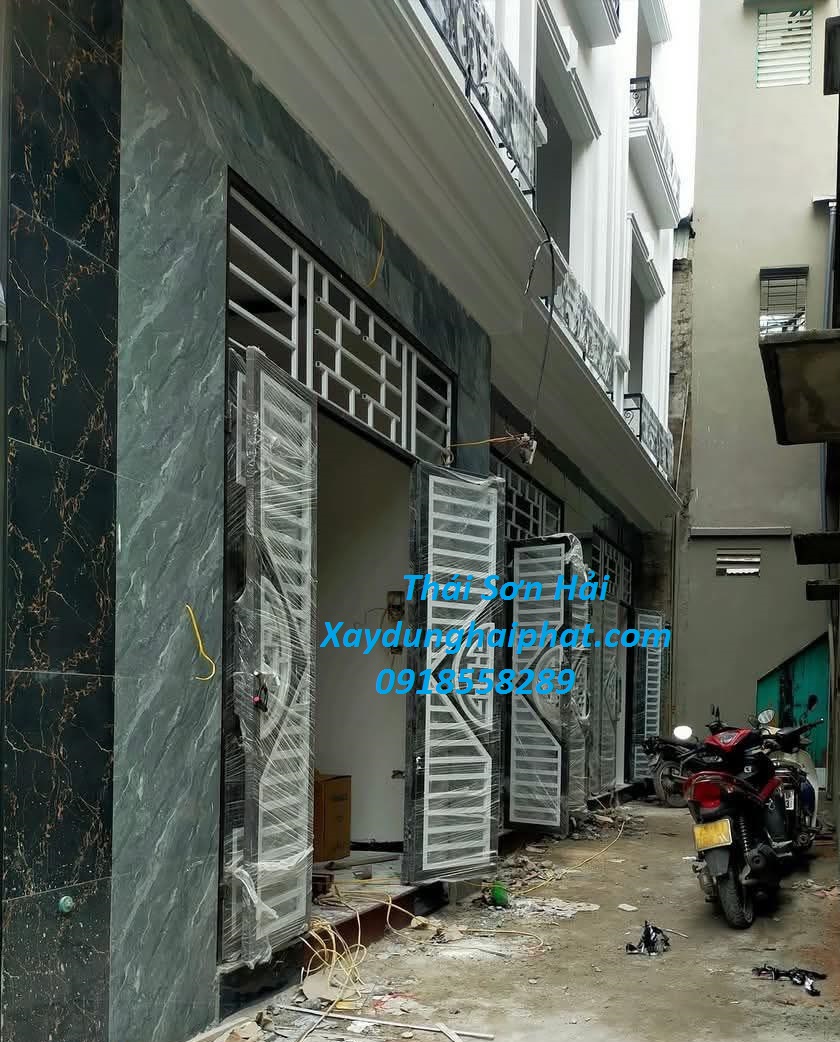 xuong-co-khi-lam-cua-cong-sat-lam-cua-inox-theo-yeu-cau-o-HN-2