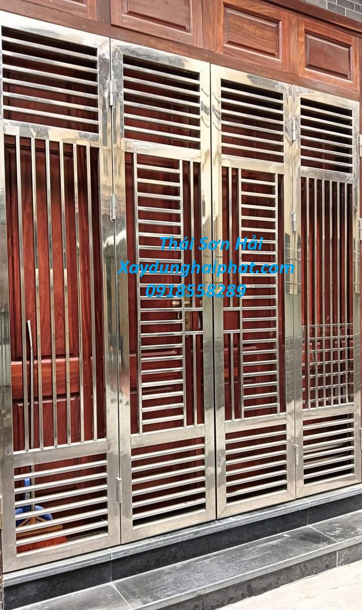 xuong-co-khi-lam-cua-cong-sat-lam-cua-inox-theo-yeu-cau-o-HN-4