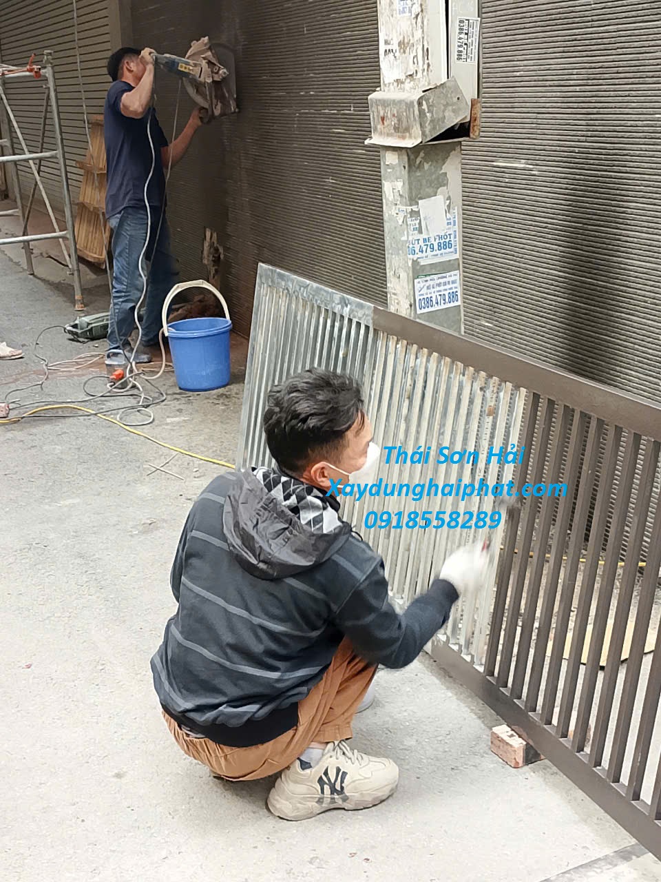 xuong-gia-cong-cua-sat-mai-ton-lam-cua-sat-mai-ton-cho-nha-dan-o-HN-1